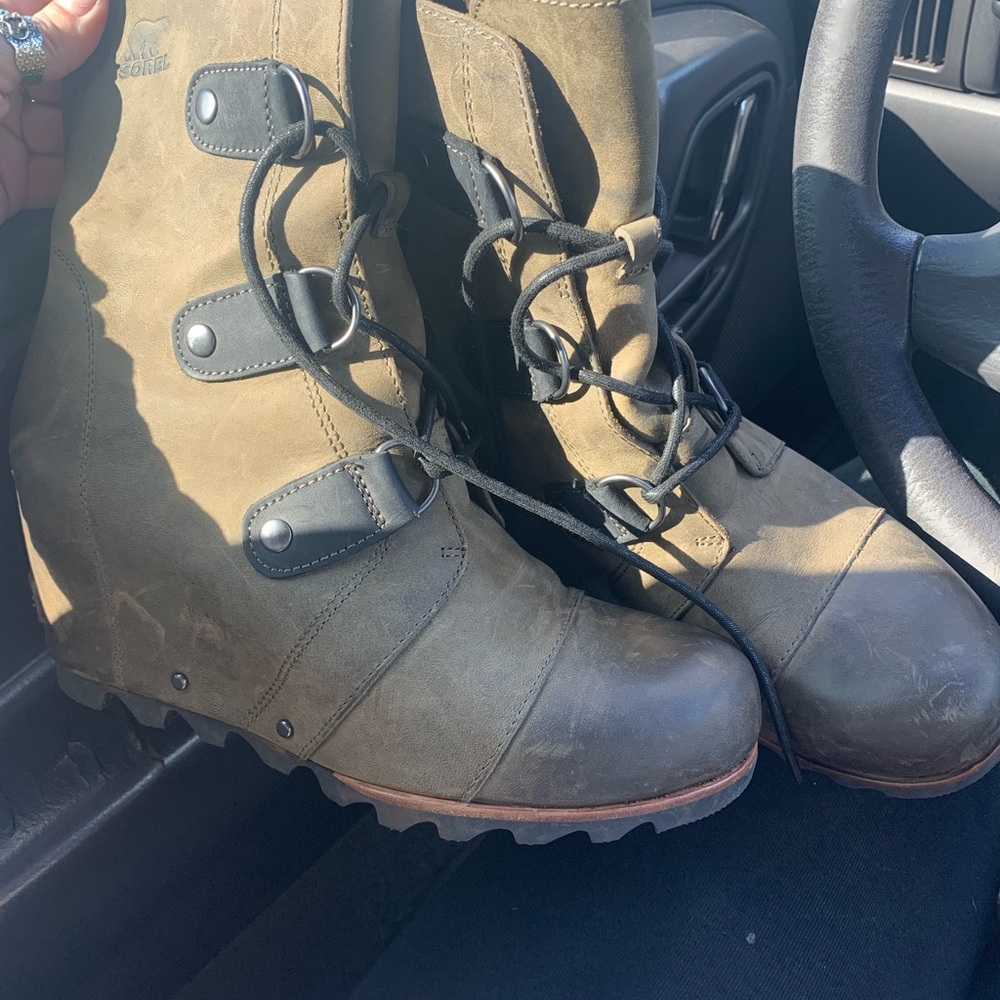 Sorel Joan of arctic boots in nori green